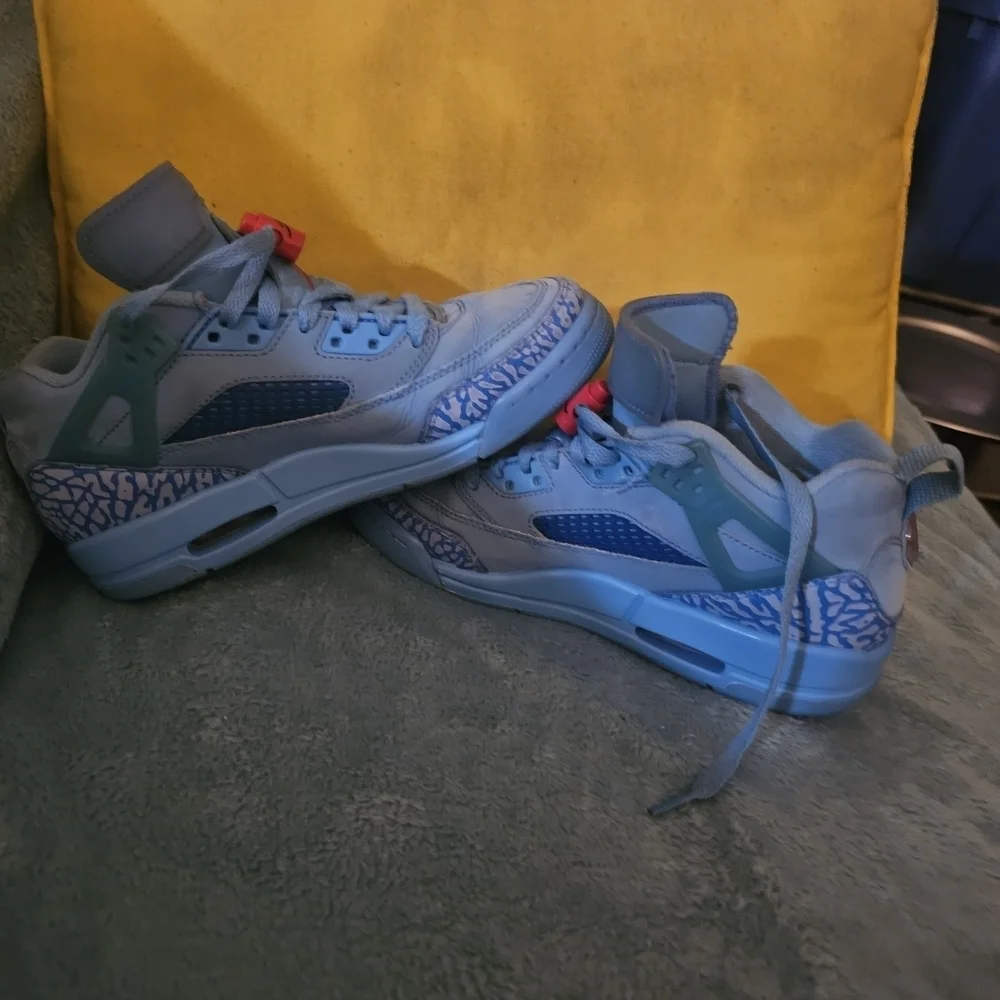 Jordan Spizike Low Houston Oilers Kids Sneakers in Gray and Blue. 4.5Y Unisex